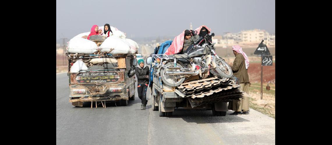 Ayer salían de la zona decenas de vehículos que transportaban a civiles que huían de los combates (NA)