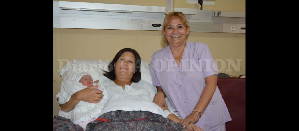  Rocío Formento que pesó 2970 kilogramos junto a su mam María Victoria y Gladys Amarilla (LA OPINION)