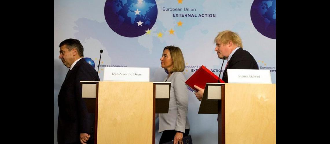  La canciller europea la italiana Federica Mogherini y otros ministros europeos en Bruselas en su rueda de prensa  (AP)