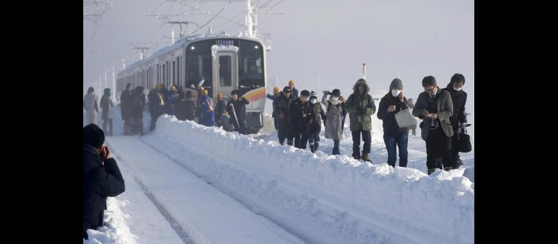  Los ms de 400 pasajeros debieron pasar la noche arriba del tren debido a un atasco generado por las nevadas  (AP)