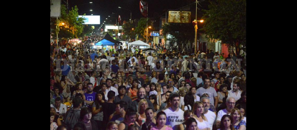  Arte Noche realizado en diciembre convocó a miles de vecinos en avenida Juan B Justo (ARCHIVO LA OPINION)