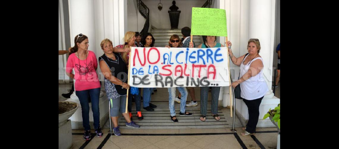  Vecinos que se oponen al cierre de la sala de Salud Arballo fueron recibidos por autoridades (LA OPINION)