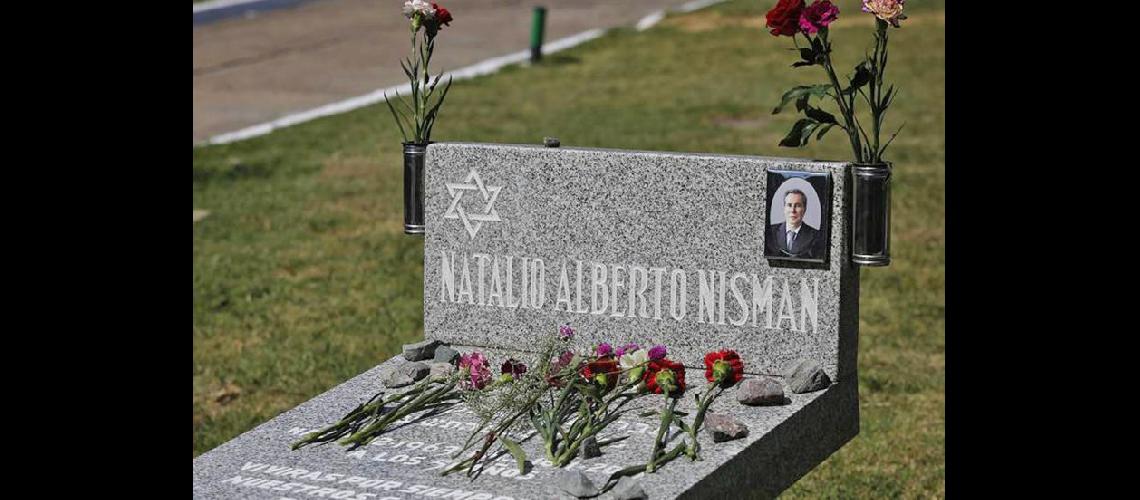  Ayer recordaron al fiscal Nisman durante una ceremonia íntima en el cementerio de La Tablada (LA NACION)