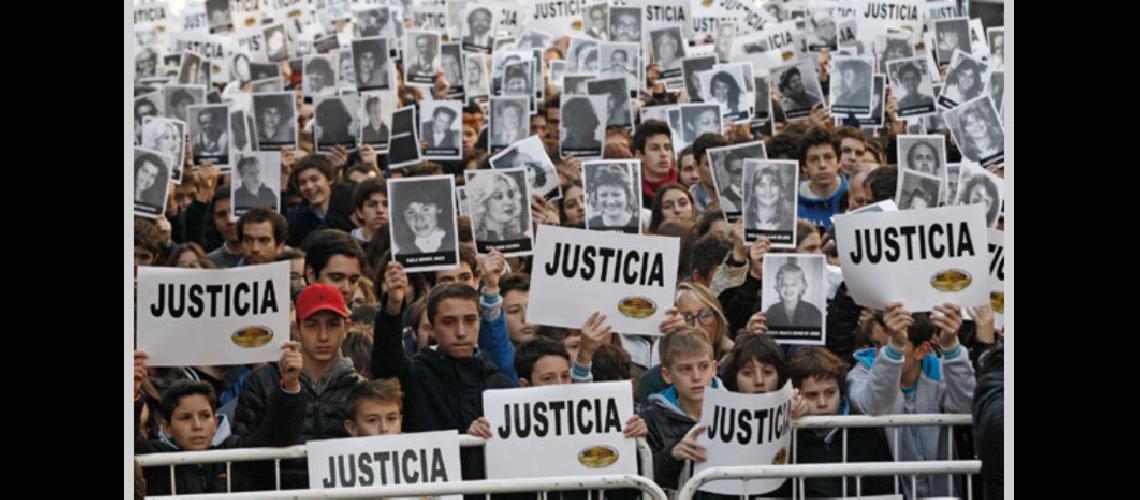  Los familiares siguen reclamando justicia por las 85 víctimas (ELCRONISTA)