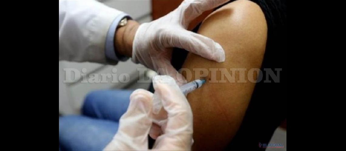  Muchos quieren vacunarse a pesar de no viajar desatendiendo posibles efectos adversos (LA OPINION)
