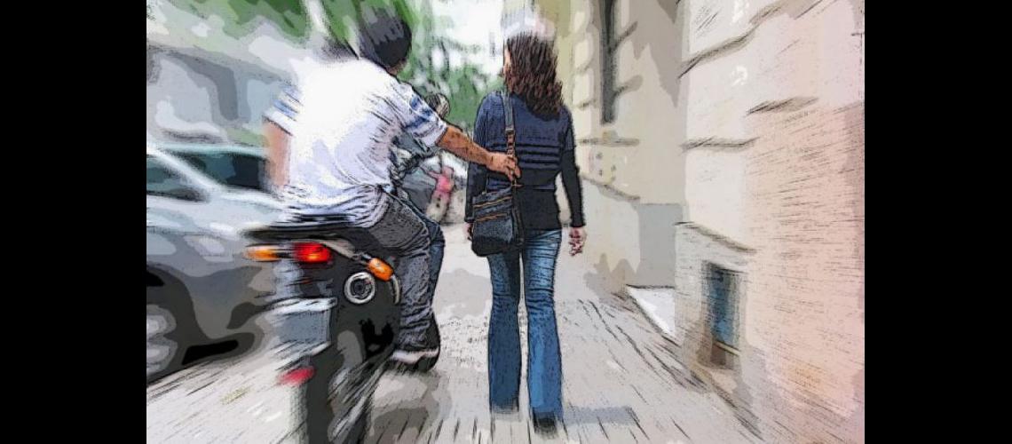  La modalidad motochorros no detiene su accionar en hechos menores en distintos barrios de la ciudad (ARCHIVO LA OPINION)