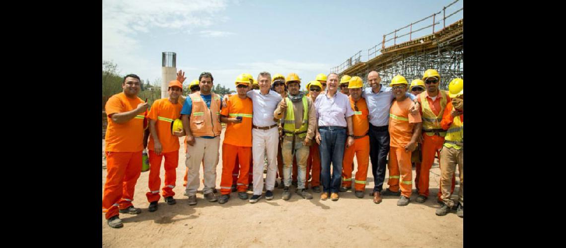  En la central térmica Macri saludó a los empleados de la planta (TELAM)