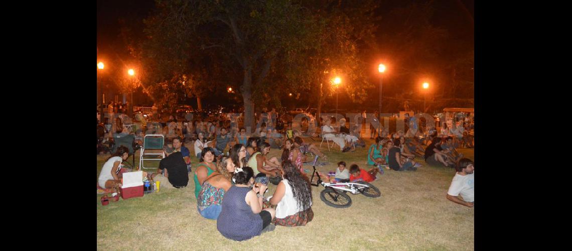  El ciclo comenzó el viernes pasado en la Plazoleta Santiago Cerruti con un buen marco de gente (LA OPINION)