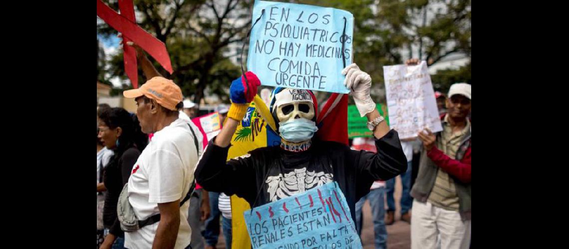  Un grupo de personas participa en una protesta por la escasez de medicinas y tratamientos de salud en Caracas (ELNUEVODIACOM)