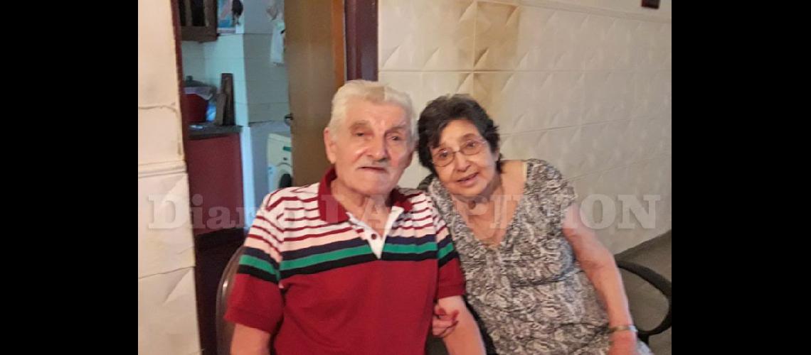  Juan Domingo Giachino junto a su esposa en la intimidad de su hogar (LA OPINION)