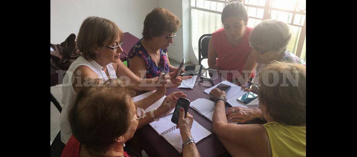   Los jóvenes voluntarios enseñan a los adultos mayores a usar el celular (JUVENTUD PERGAMINO)