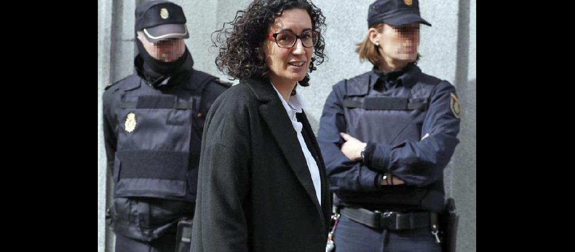  Liberada bajo fianza La secretaria general de ERC Marta Rovira a su salida del Tribunal Supremo  (EFE)
