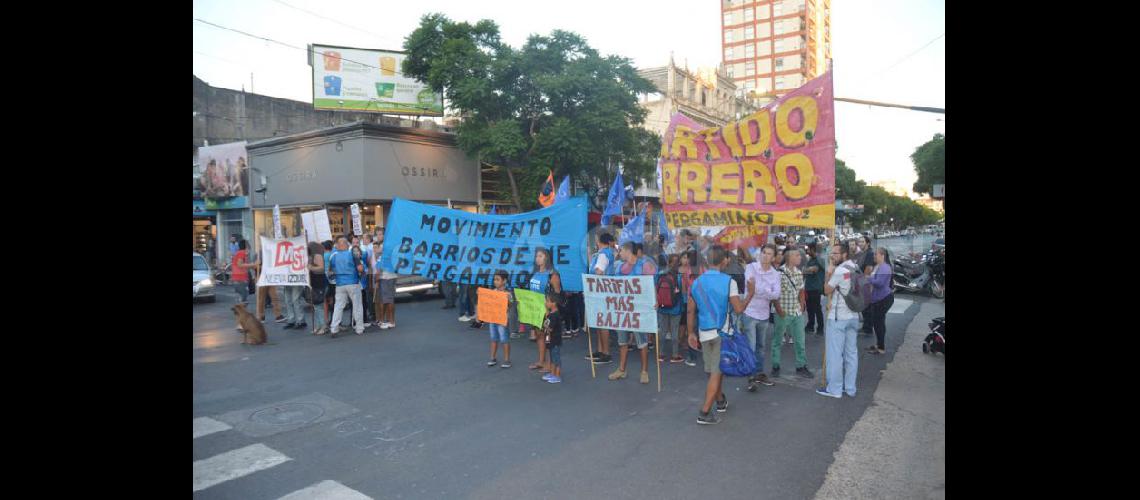  Los manifestantes se congregaron en la esquina de Avenida de Mayo y San Nicols (LA OPINION)
