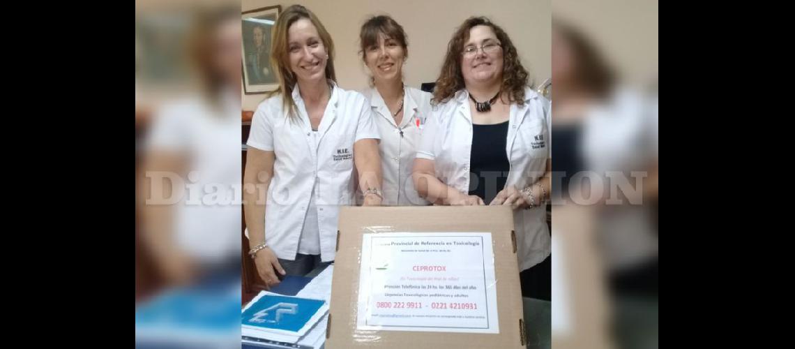   Profesionales del Ceprotox junto a la farmacéutica del Hospital (centro) en la entrega de antídotos (LA OPINION)