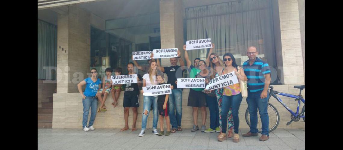  Un grupo de vecinos damnificados se presentó frente al edificio judicial para manifestarse (LA OPINION)