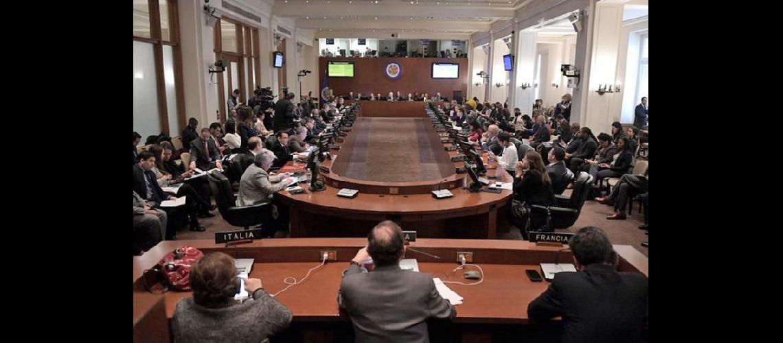  Vista general de los miembros de la OEA durante la sesión extraordinaria sobre Venezuela celebrada ayer (EFE)