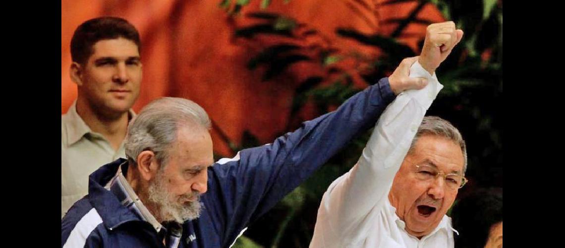  Raúl Castro fue ungido por su hermano Fidel hace una década (TELAM)