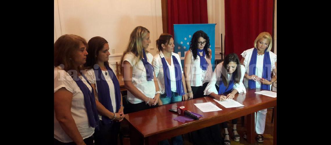  Las concejales firmaron un acta de compromiso para la defensa de los derechos de las mujeres v(LA OPINION)