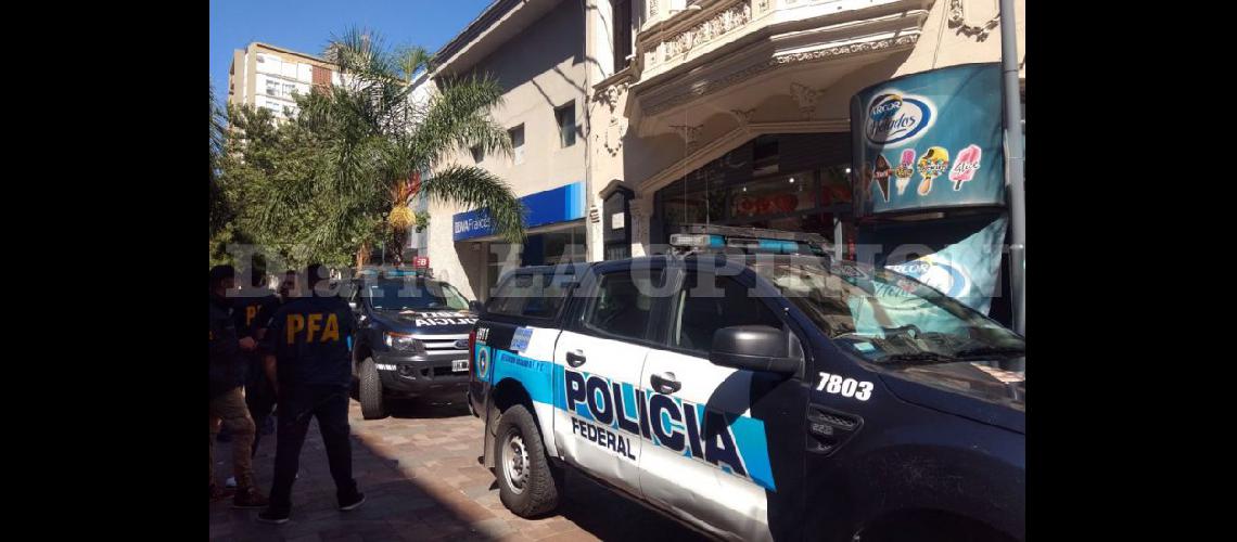  Los móviles de la Policía Federal trabajando en uno de los locales de peatonal San Nicols (LA OPINION) 