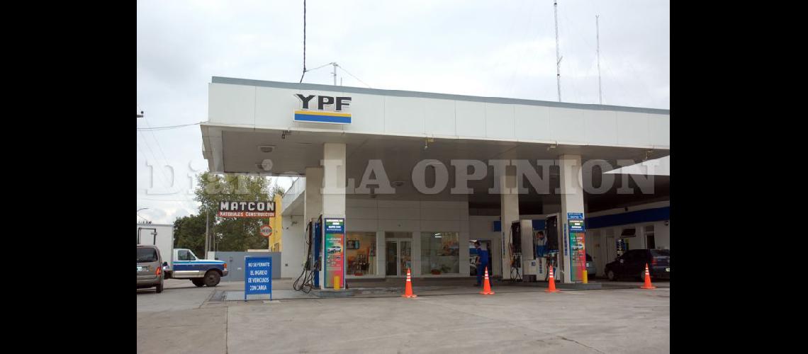  La estación de servicio YPF ubicada en Bombero Esquivel y Avenida Colón (ARCHIVO LA OPINION)