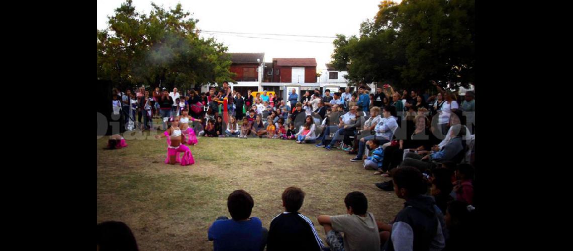  En la velada cultural y social participaron bandas musicales y artesanos del barrio (SUBSECRETARIA DE CULTURA)
