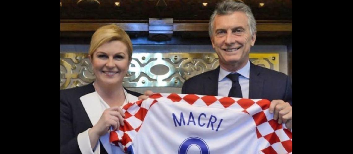  Kolinda Grabar-Kitarovic le obsequió una camiseta de fútbol de Croacia a Mauricio Macri  (PRESIDENCIA DE LA NACION)