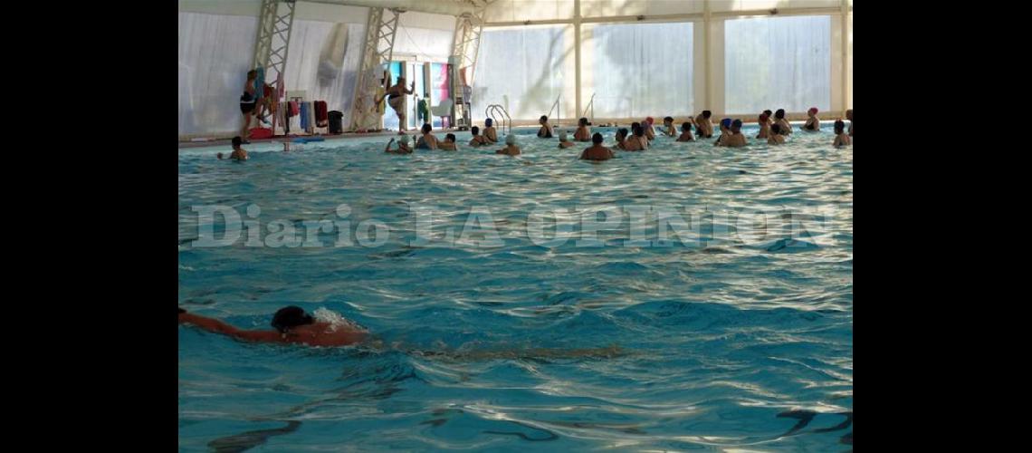  El lunes arrancó una nueva temporada en el natatorio climatizado del Parque (LA OPINION) 