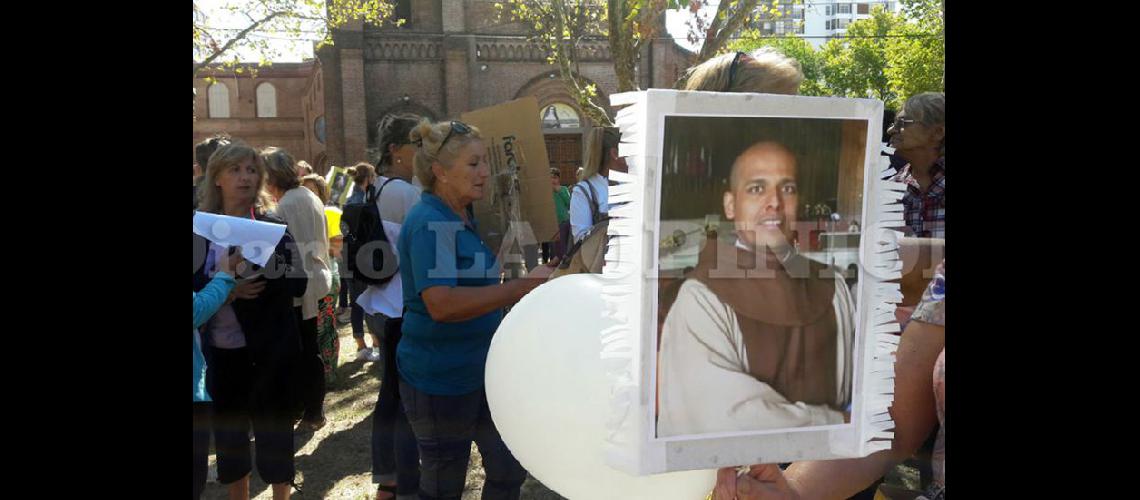  Los miembros de la comunidad San Pío permanecieron en la Plaza Merced y rezaron el Rosario (LA OPINION)