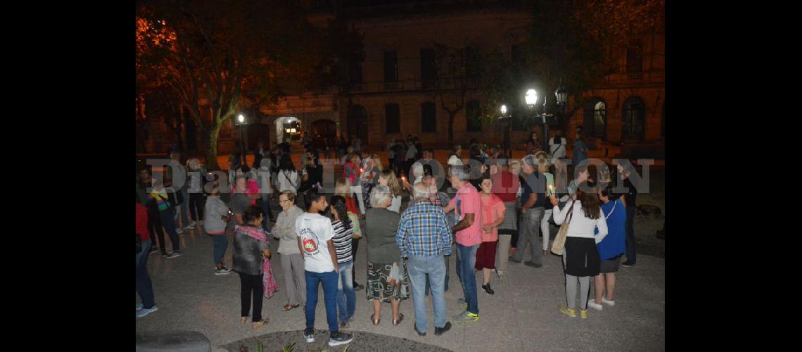  Los pergaminenses se movilizaron a la luz de las velas en Plaza Merced  (LA OPINION)