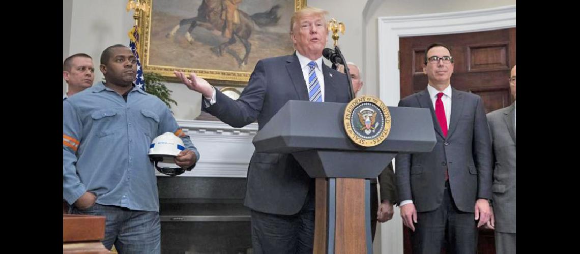  Trump habla junto a trabajadores antes de firmar una proclama presidencial (EFE)