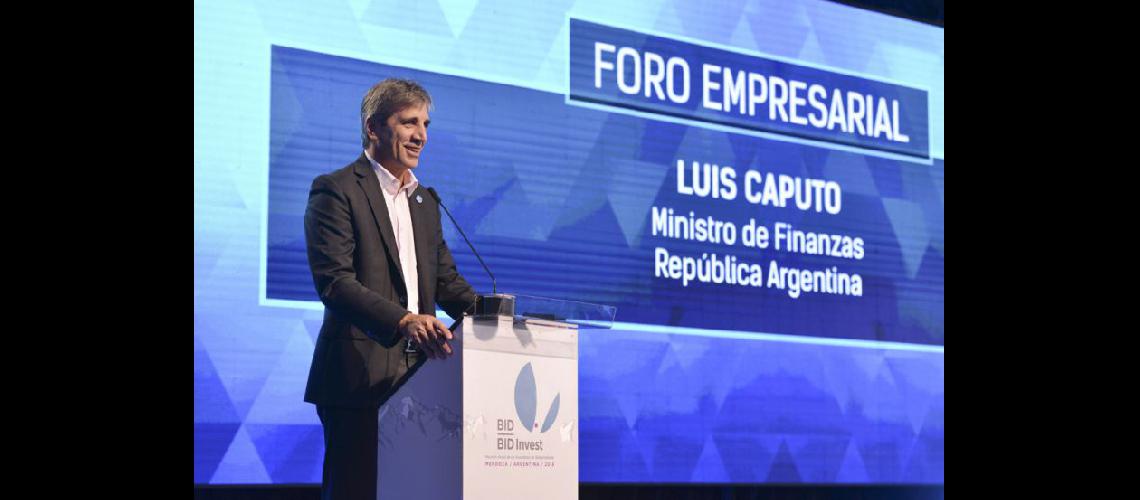  El ministro de Finanzas Luis Caputo disertó en la apertura de la reunión anual del BID en Mendoza (NA)