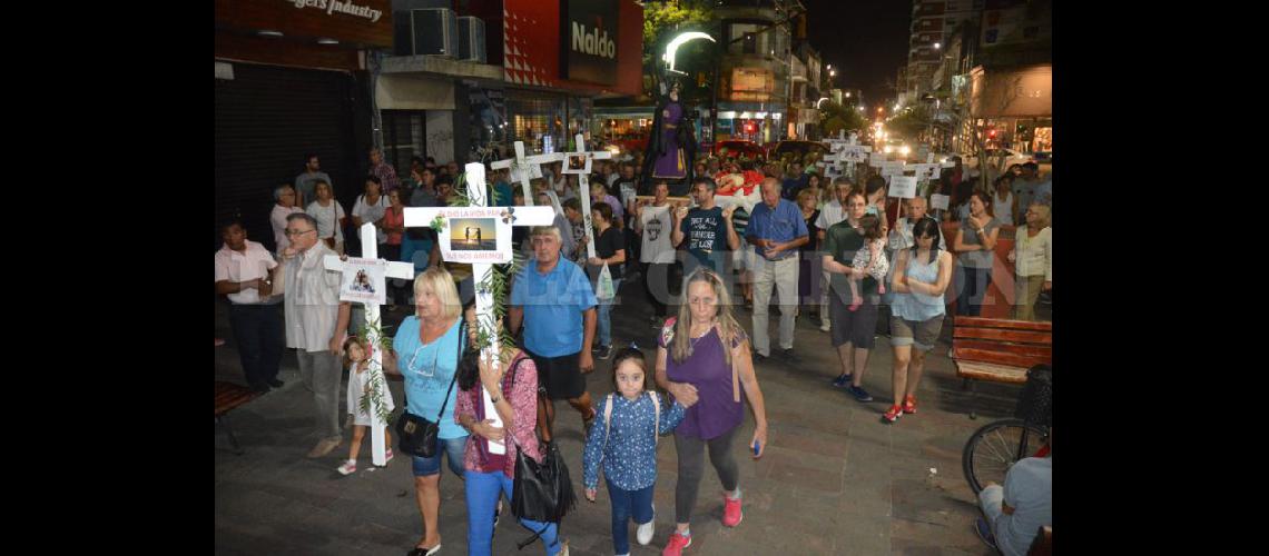  En la tarde noche de este viernes algunas comunidades parroquiales participaron del Vía Crucis que se realizó por las calles de Pergamino (LA OPINION) 