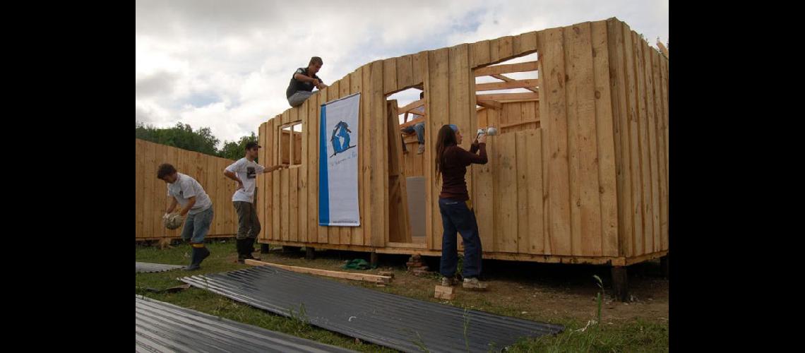  Durante tres días se construirn las viviendas para 18 familias de Pergamino (LA OPINION)