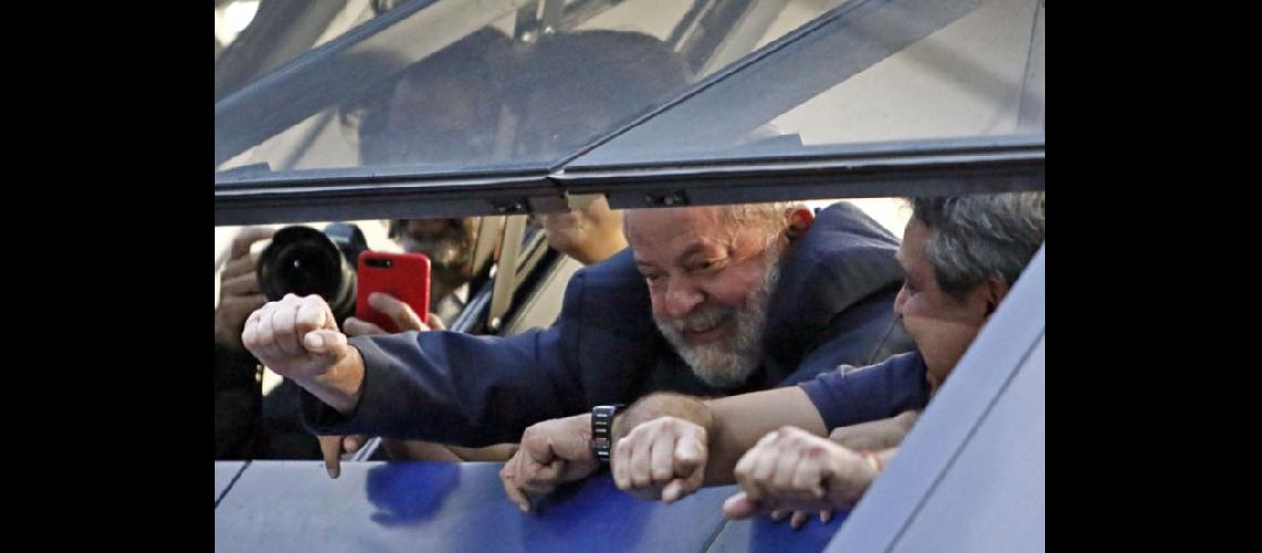  Lula da Silva que ignoró el plazo para entregarse saluda a sus partidarios ayer en Sao Bernardo do Campo (NA)