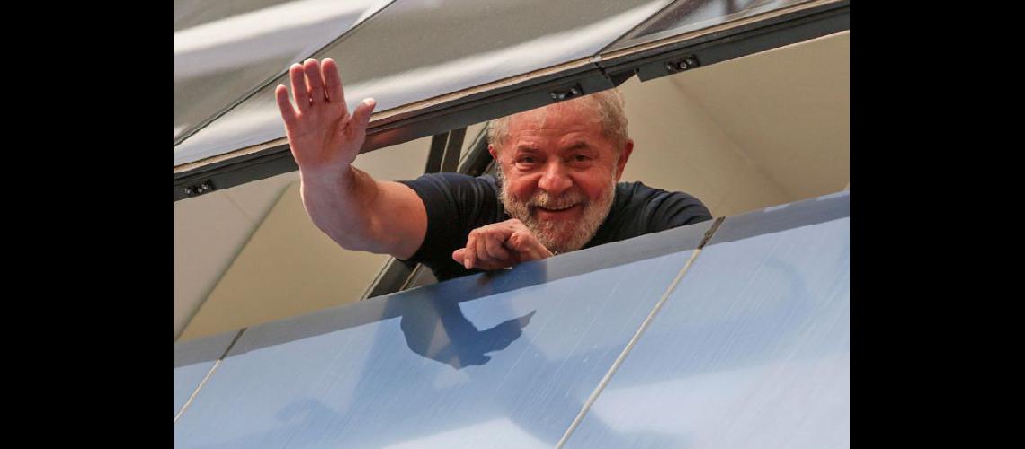  Lula anunció su intención de entregarse unas horas antes al final de una misa en memoria de su esposa fallecida  (NA)