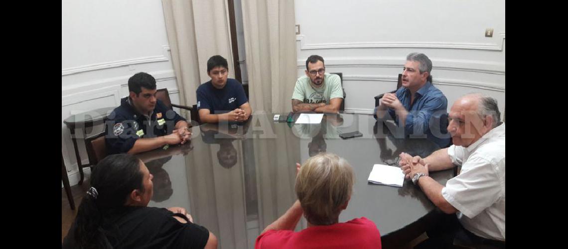  En enero miembros de Pirotecnia Cero se reunieron con el intendente Javier Martínez y el presidente del HCD Eddo Pascot  (ARCHIVO LA OPINION)