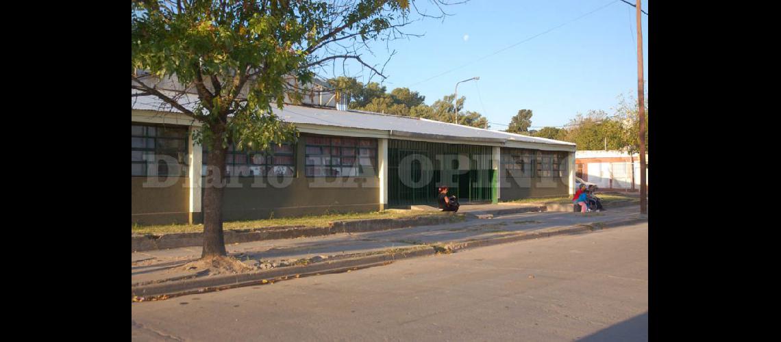  Frente de la Escuela de Educación Primaria Nº 5 José Hernndez donde hoy no se brindar el Servicio Alimentario Escolar (LA OPINION)
