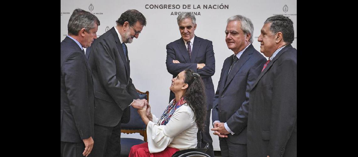  Mariano Rajoy en el momento de saludar a la vicepresidenta de Argentina Gabriela Michetti (NA)
