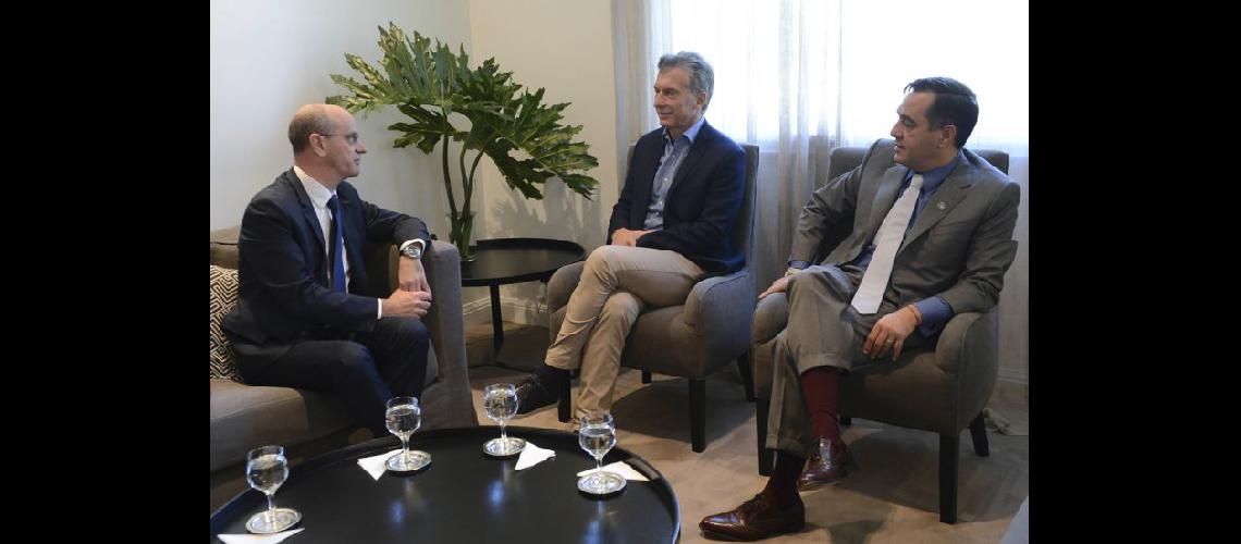  Macri recibió al funcionario francés en Olivos junto al ministro de Educación Alejandro Finocchiaro  (NA)