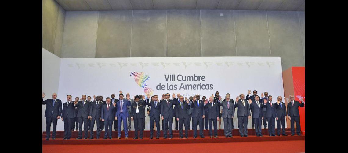  Los líderes de la región posan durante la Octava Cumbre de las Américas que concluyó ayer en Lima (NA)
