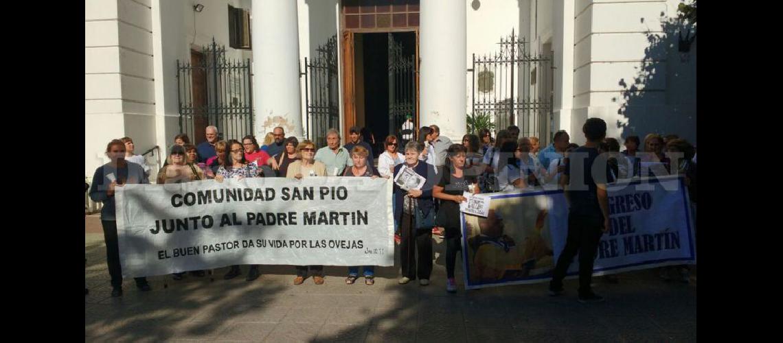 Un nutrido grupo de fieles se congreó en las puertas del Obispado de San Nicols (COMUNIDAD SAN PIO)
