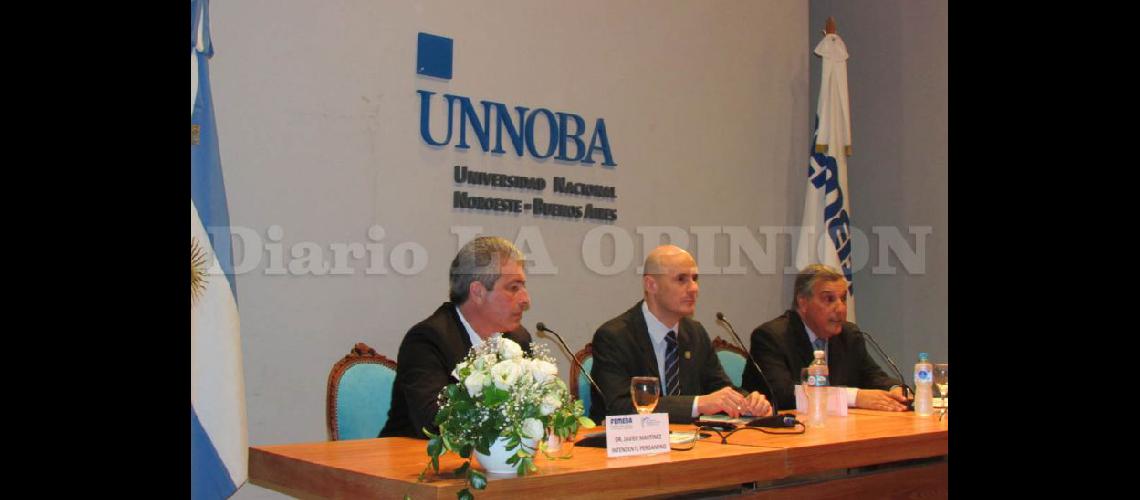  Javier Martínez Diego Batalla y Carlos Laguía en la apertura de la jornada en el auditorio de la Unnoba (PRENSA UNNOBA)