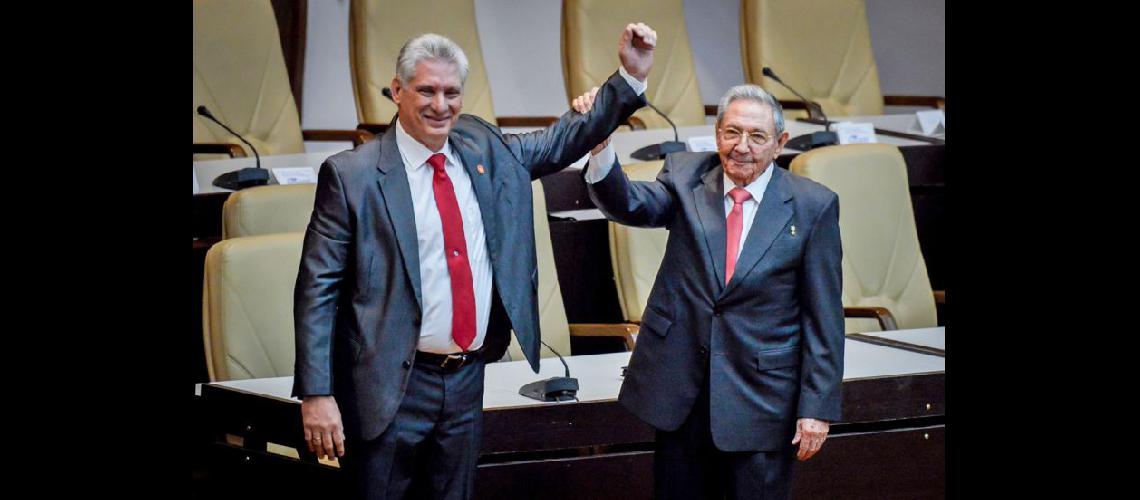  El saliente presidente cubano Raúl Castro levanta el brazo del nuevo presidente Miguel Díaz-Canel (NA)
