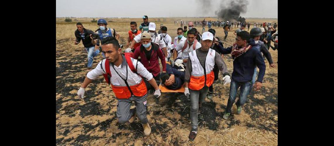  Un palestino herido es trasladado durante los choques con el ejército israelí (REUTERS)