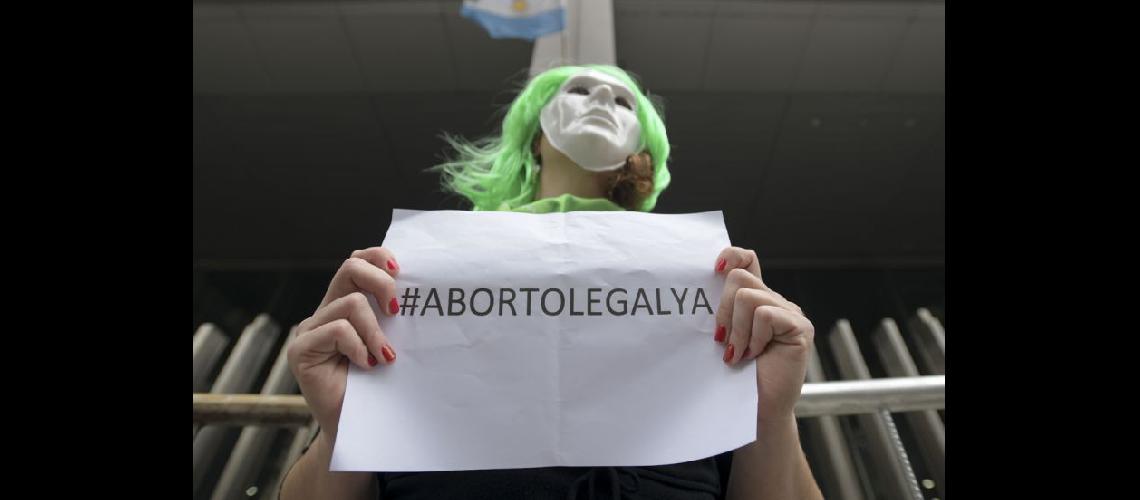  Manifestantes a favor de la despenalización del aborto afuera del Congreso (NOTICIAS ARGENTINAS)