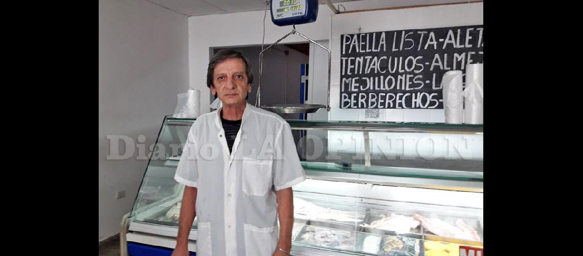  Nelson Porro en la Pescadería Donza dispuesto a atender a sus clientes (LA OPINION)