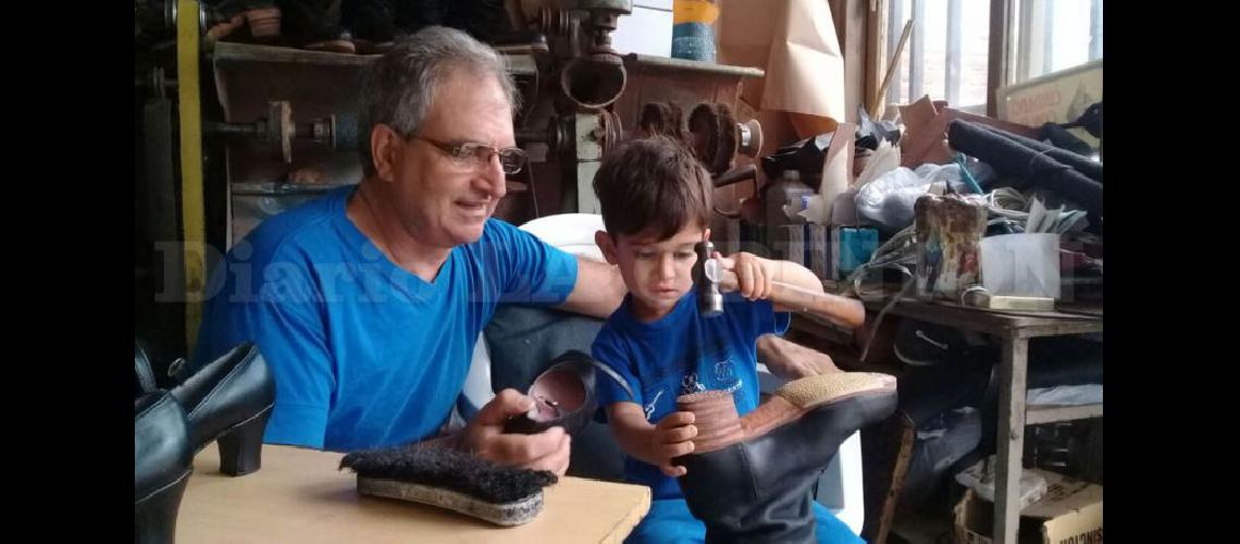  Miguel junto a su nieto Victoriano que con tan solo tres años comienza a sentir la pasión heredada de confeccionar calzado (MIGUEL ZARATE)