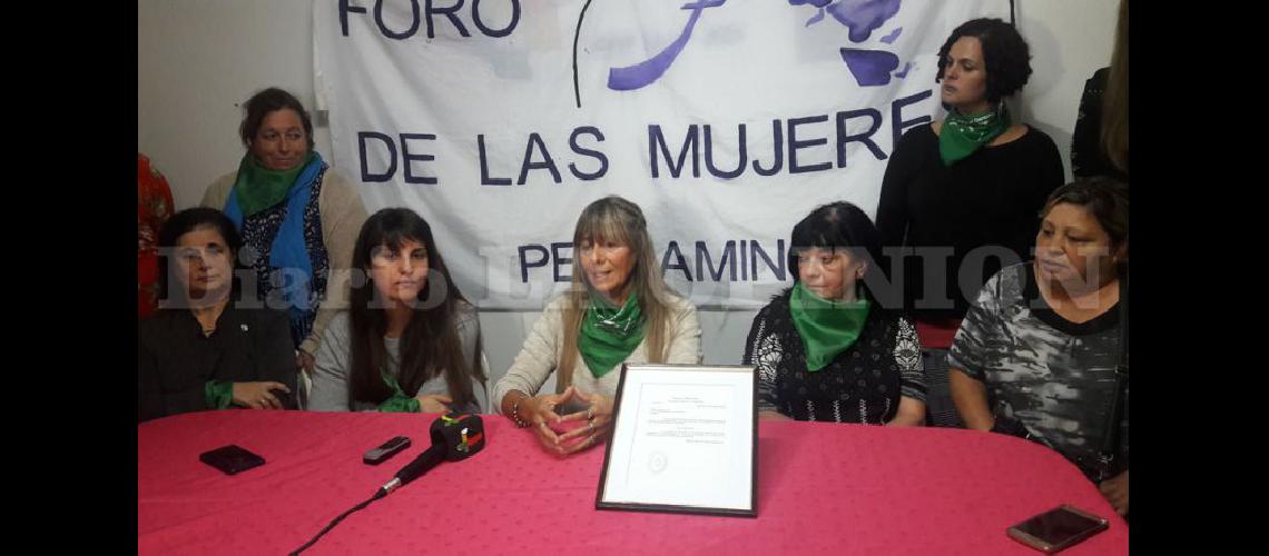  Laura Clark junto a la diputada Fernanda Díaz (a su izquierda) y las integrantes del Foro de las Mujeres (LA OPINION)