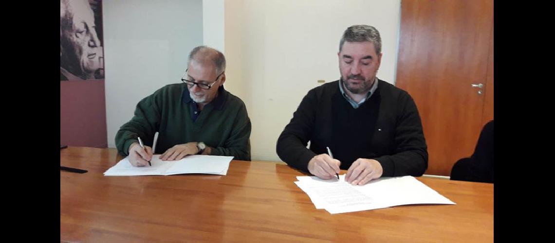  Patricio Bertelli y Guillermo Tamarit durante la firma del convenio en la sede local de la Unnoba (UNNOBA)
