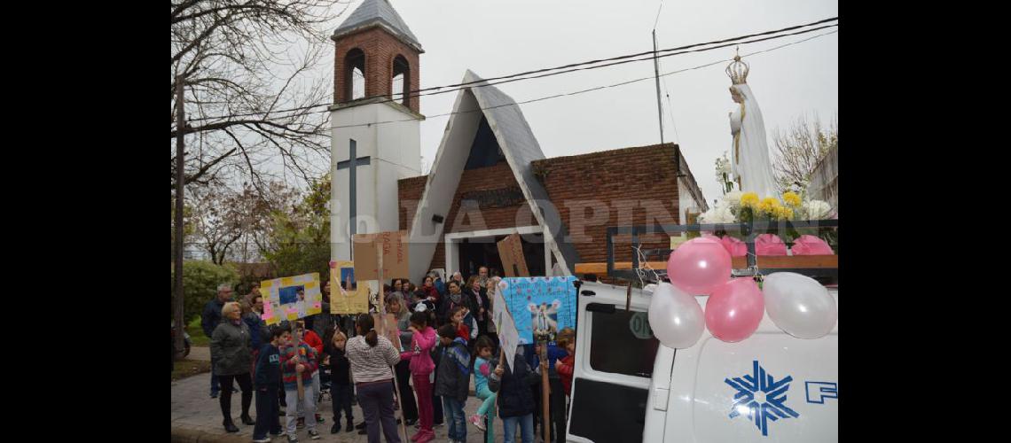  El domingo se har la tradicional procesión por las calles del barrio con María de Ftima escoltada por los niños de catequesis  (ARCHIVO LA OPINION)